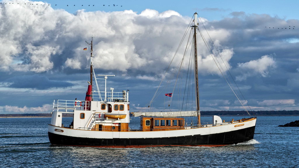 Deutschlands einziges Bestattungshaus mit eigenem Schiff